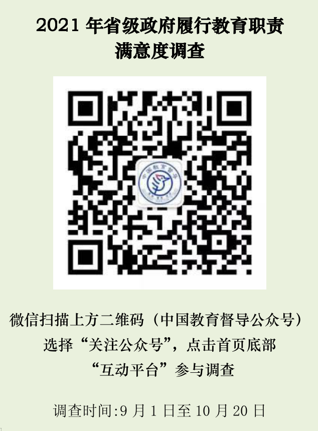 学生在校园活动中展示作品